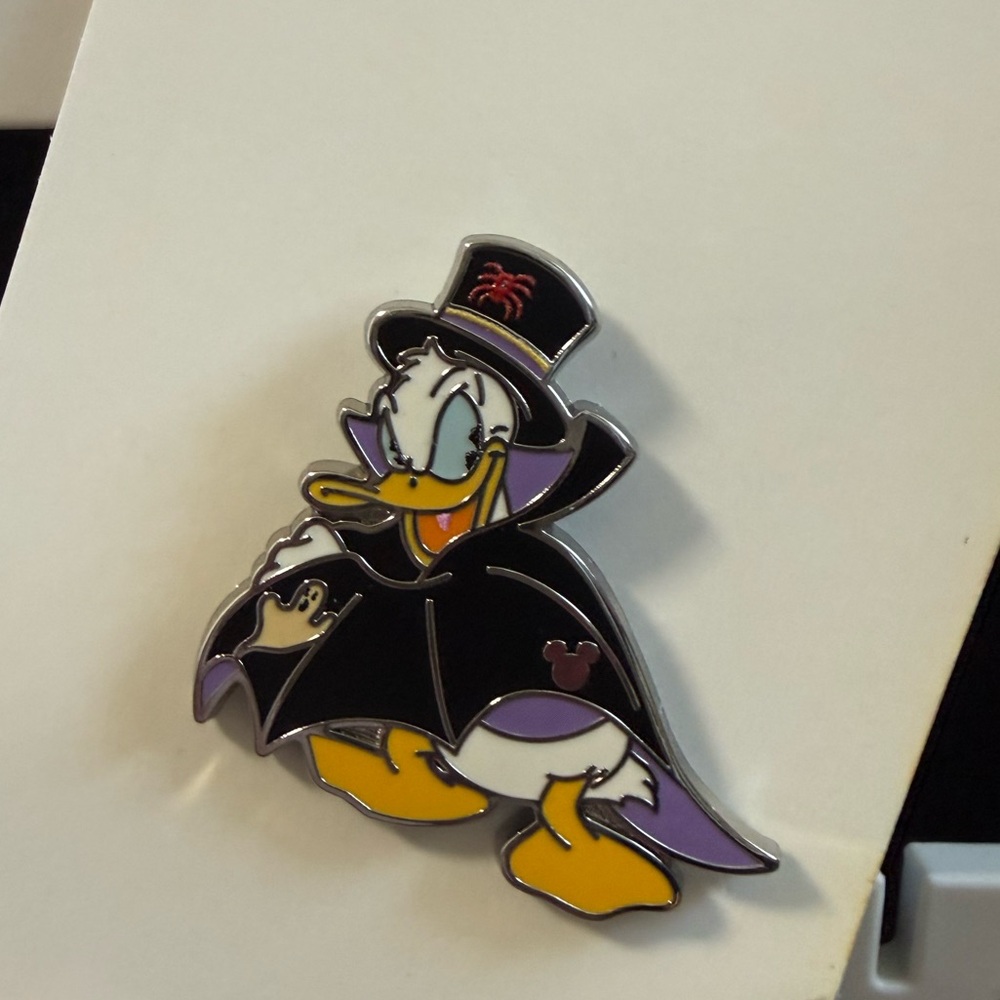 2025 Disney Hidden Mickey Donald Duck Seasons Pin- Halloween Vampire
